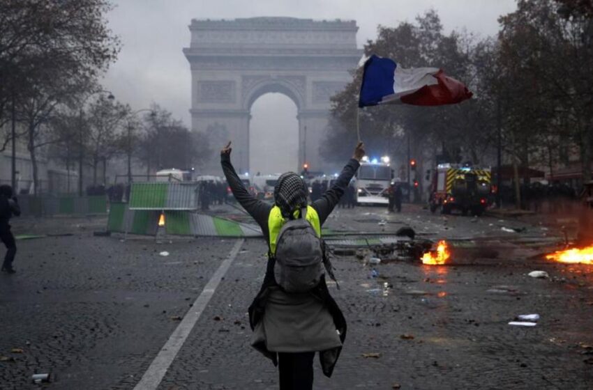  EN PARÍS, LA POLICÍA FRENA PROTESTA ANTI COVID USANDO GAS LACRIMÓGENO.