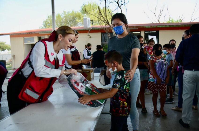  REALIZA SISTEMA DIF ENTREGA DE ÚTILES ESCOLARES