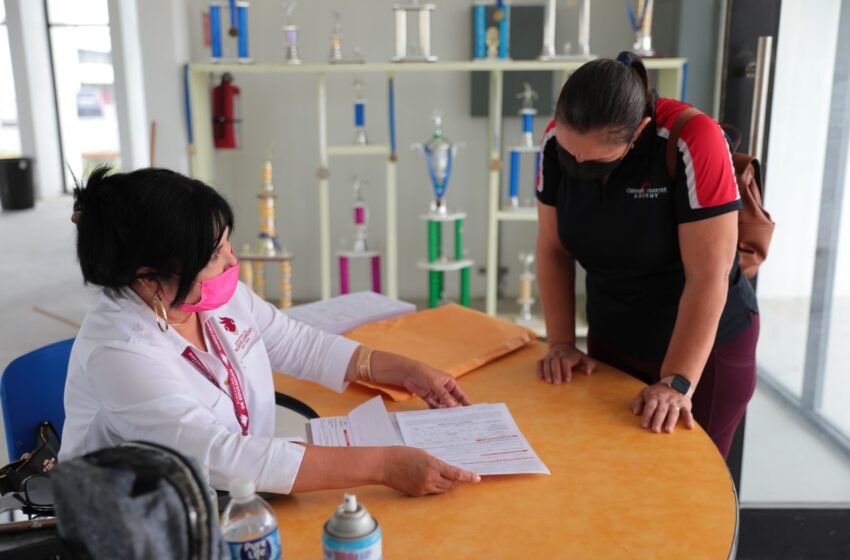  INICIA CON BUENA RESPUESTA ENTREGA DE SOLICITUDES PARA BECAS UNE