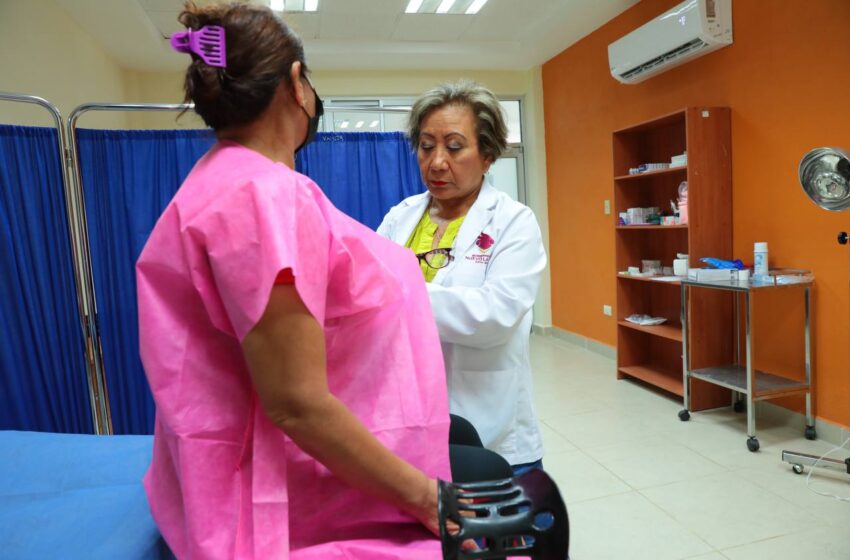  OFRECEN CLÍNICAS UNE EXPLORACIÓN DE MAMA GRATIS; BUSCAN PREVENIR CÁNCER DE MAMA