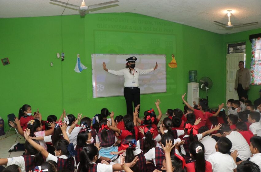  IMPARTE DIRECCIÓN DE TRÁNSITO, CURSOS DE VIALIDAD A ESTUDIANTES DE PRIMARIA