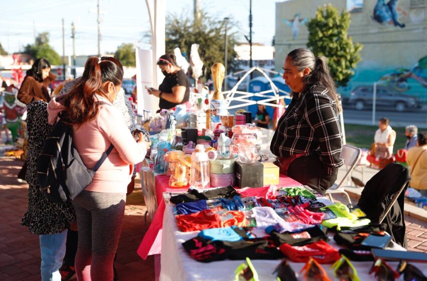  SE DIVIERTEN FAMILIAS CON BAZAR “HACIENDO COMUNIDAD” EN LA PLAZA SIMÓN BOLÍVAR