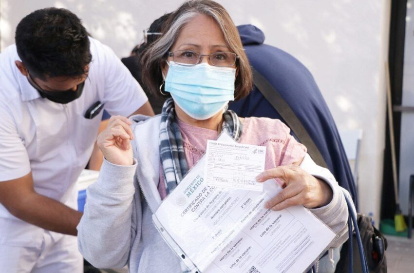  ACUDE POBLACIÓN A VACUNARSE CONTRA EL COVID-19