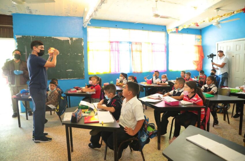  BRINDA GOBIERNO MUNICIPAL ATENCIÓN MÉDICA A ALUMNOS DE LA ESCUELA CORONELA