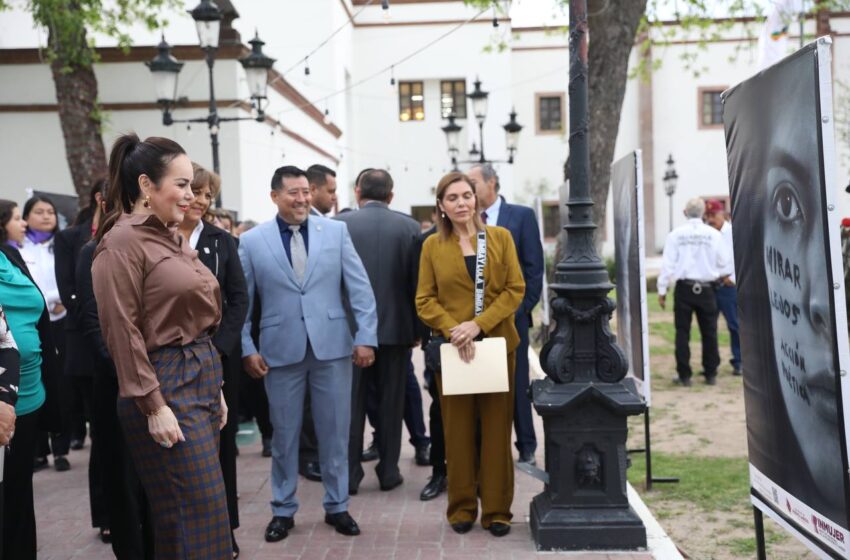  MONTAN EXPOSICIÓN FOTOGRÁFICA “PARTES DE MUJERES COMPLETAS” EN JARDÍN DE PRESIDENCIA MUNICIPAL