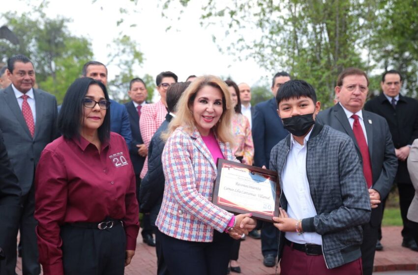  RECONOCEN ALUMNOS DE SECUNDARIA 80 APOYO OPORTUNO DE ALCALDESA CARMEN LILIA CANTUROSAS TRAS ACCIDENTE VIAL