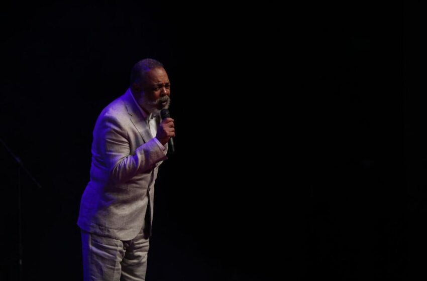  DELEITA FRANCISCO CÉSPEDES A CIENTOS DE NEOLAREDENSES EN CONCIERTO CON CAUSA