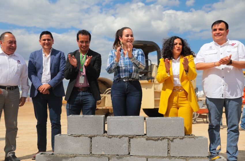  COLOCA ALCALDESA CARMEN LILIA CANTUROSAS PRIMERA PIEDRA DE BODEGA AURRERA