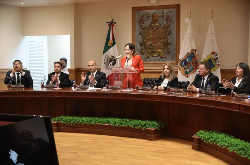  PRESENTA EN SESIÓN SOLEMNE DE CABILDO DOCUMENTAL HISTÓRICO DE NUEVO LAREDO