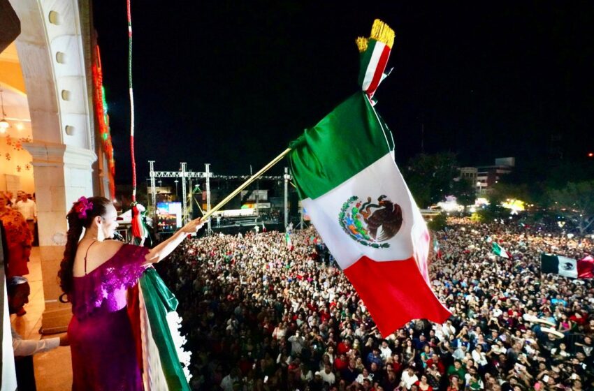  CELEBRAN MÁS DE 45 MIL NEOLAREDENSES GRITO DE INDEPENDENCIA ENCABEZADO POR CARMEN LILIA CANTUROSAS