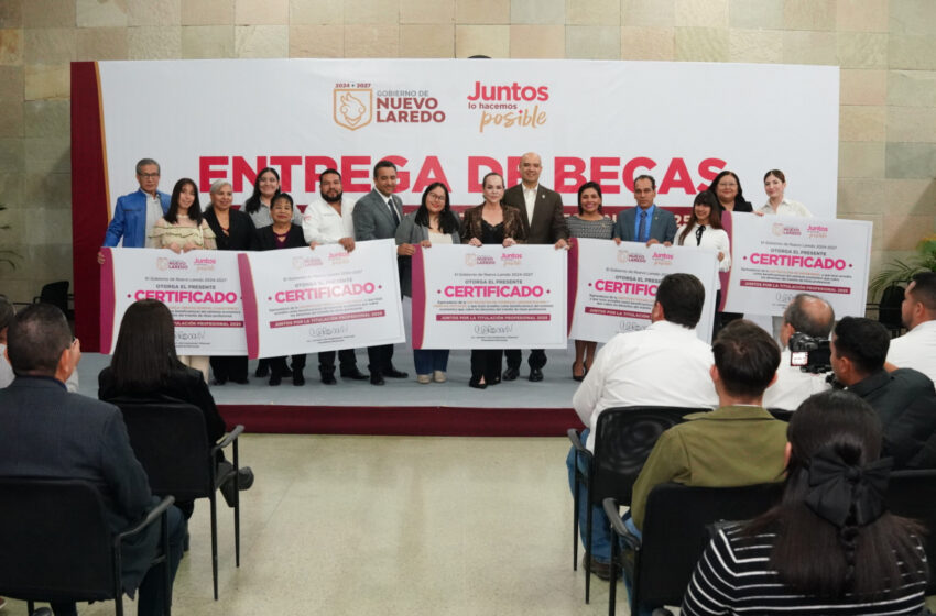  ALCALDESA CARMEN LILIA CANTUROSAS ENTREGA 300 BECAS DE TITULACIÓN Y CONSOLIDA A NUEVO LAREDO COMO MODELO ESTATAL EN IMPULSO EDUCATIVO